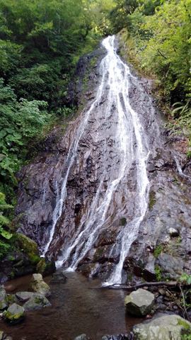 Zahlreiche Wasserfälle stürzen sich im Machakhela Nationalpark die Felsen hinunter.