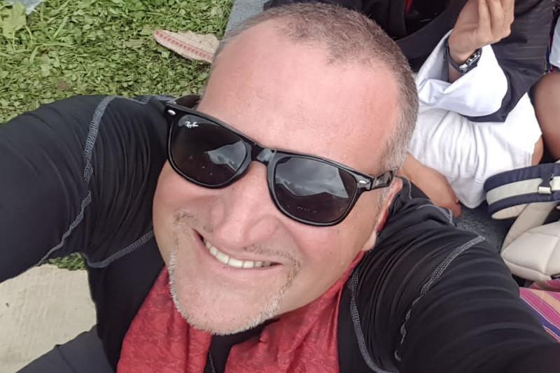 Gernot W. Koza bereist die Welt, für Inspiration seiner Gedichte. Hier ist er in Bhutan.