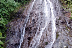 Zahlreiche Wasserfälle stürzen sich im Machakhela Nationalpark die Felsen hinunter.