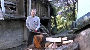 Beim Holzhacken lerne ich mich auf den Moment zu konzentrieren.